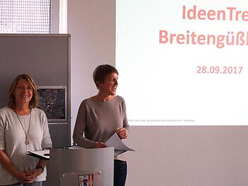 Bürgermeisterin Sigrid Reinfelder (rechts)  stellte die Stadtplanerin Edith Obrusnik als Isek-Projektmanagerin vor.Johannes Michel