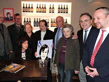 Herta Herrmann an ihrem Lieblingsplatz inmitten ihrer Geburtstagsgäste.Foto: Werner Reißaus