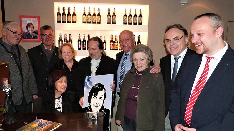 Herta Herrmann an ihrem Lieblingsplatz inmitten ihrer Geburtstagsgäste.Foto: Werner Reißaus
