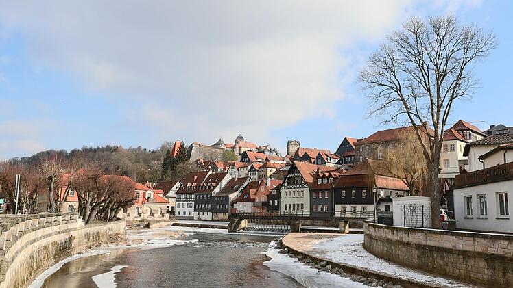 Vor allem Eisflächen auf fließendem Gewässer sollten keinesfalls betreten werden, warnen die DLRG und das Kronacher Ordnungsamt. Doch auch auf zugefrorenen Teichen oder Seen sei die Eisschicht noch deutlich zu dünn. Foto: Marian Hamacher