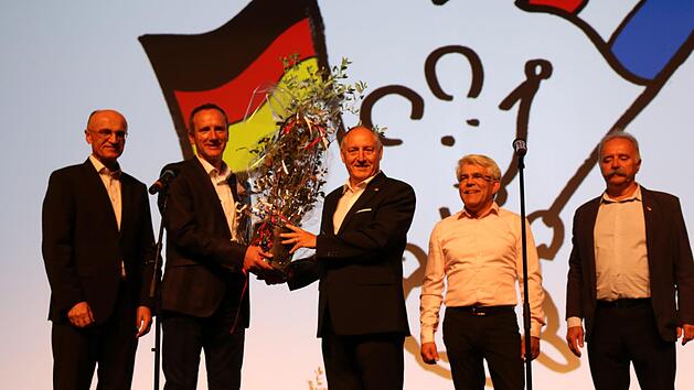 Als Zeichen der Freundschaft erhielt Bürgermeister Michael Ziegler von Bürgermeister Jean-Michel Catelinois überreicht: eine junge Eiche, die in Eltmann künftig symbolisch für die starke wachsende Partnerschaft zwischen Deutschland und Frankreich steht.Moni Göhr/Landratsamt Haßberge
