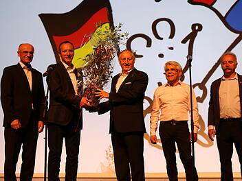 Als Zeichen der Freundschaft erhielt B&uuml;rgermeister Michael Ziegler von B&uuml;rgermeister Jean-Michel Catelinois &uuml;berreicht: eine junge Eiche, die in Eltmann k&uuml;nftig symbolisch f&uuml;r die starke wachsende Partnerschaft zwischen Deutschland und Frankreich steht.Moni G&ouml;hr/Landratsamt Ha&szlig;berge