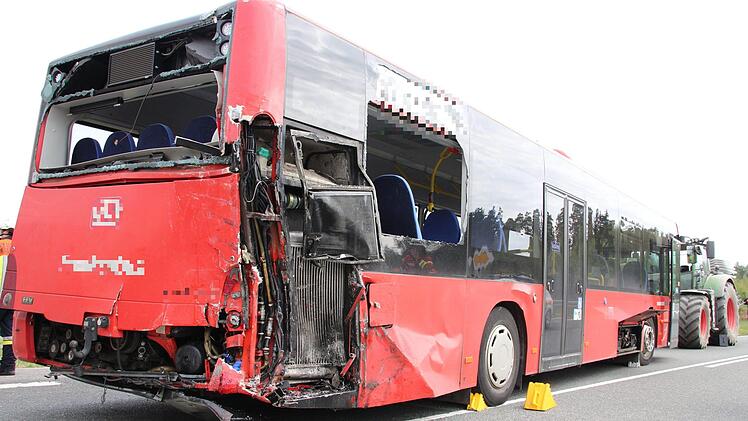 Schwerer Unfall am Freitagvormittag (14. September 2018) zwischen Mitwitz und Kaltenbrunn. Ein Milchlaster war in einen Linienbus gekracht. Foto: Andreas Schmitt