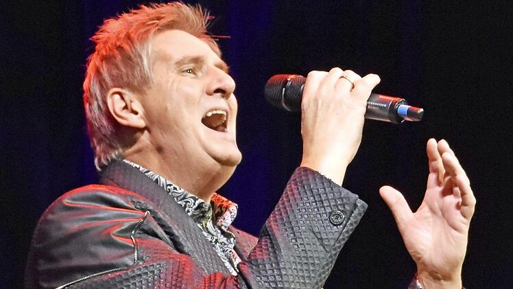 Silvio Samoni, die "goldene Stimme vom Wörthersee", berührte die Zuhörer bei der "Tiroler Weihnacht" beim Kulturamt Haßfurt live in der Stadthalle in Haßfurt.