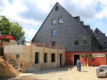 Für den Biergartenbetrieb entsteht ein neuer Anbau am Gasthof. Fotos: Tobias Kindermann