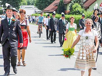 Auch heuer werden die Schützen nach alter Tradition am Sonntagnachmittag durch die Straßen der Flößerstadt ziehen.  Foto: Archiv Michael Wunder