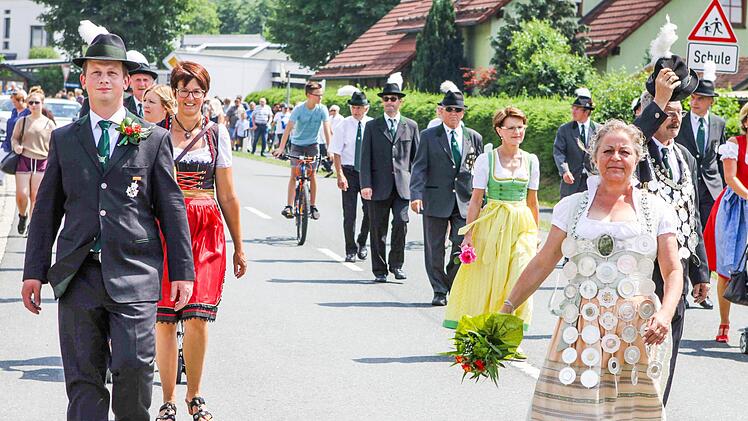 Auch heuer werden die Schützen nach alter Tradition am Sonntagnachmittag durch die Straßen der Flößerstadt ziehen.  Foto: Archiv Michael Wunder