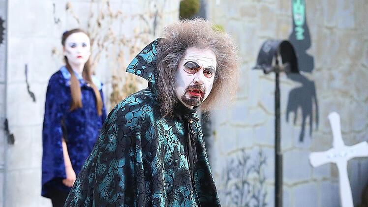 600 Jahre alt und total plemplem ist der Schlossherr Heinz Dracula (Hans  Dümpert, rechts). Foto: Dieter Britz