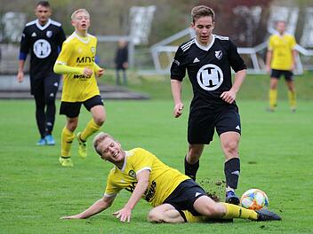 Der Frankone liegt, die Erde fliegt: Thulbas Sebastian Gah (vorne) gegen Jakob Fischer vom FC 06 Bad Kissingen. Foto: Sebastian Schmitt