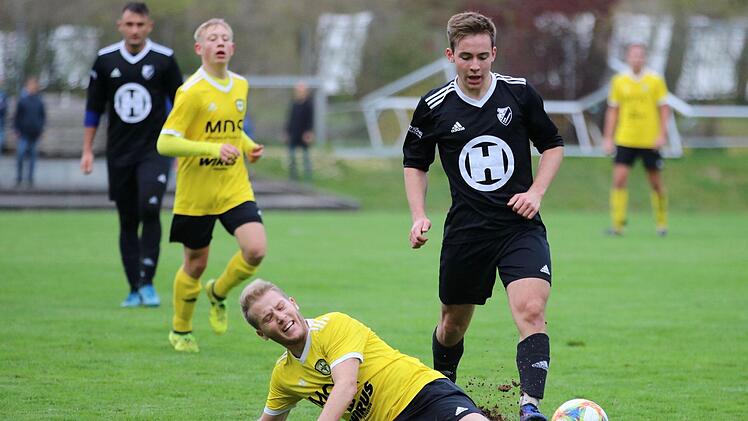 Der Frankone liegt, die Erde fliegt: Thulbas Sebastian Gah (vorne) gegen Jakob Fischer vom FC 06 Bad Kissingen. Foto: Sebastian Schmitt