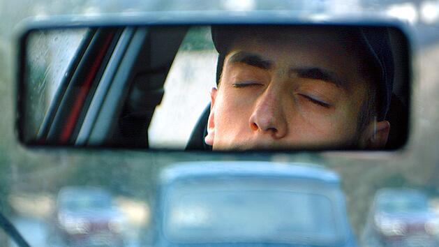 Am Steuer eingeschlafen: F&uuml;r einen jungen Mann kommt ein Schl&auml;fchen am Steuer am Mittwoch wohl nun teuer zu stehen.