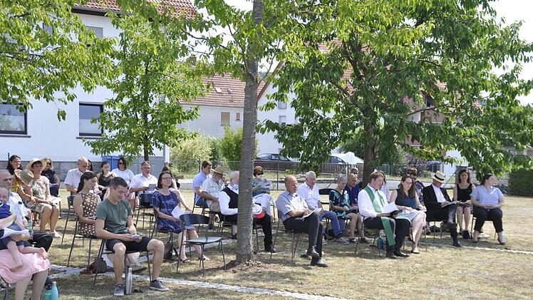 Wegen Corona fand der Abschiedsgottesdienst im nötigen Abstand und nur mit geladenen Gästen auf dem Außengelände der Johanneskirche in Bad Bocklet statt. Foto: Peter Klopf
