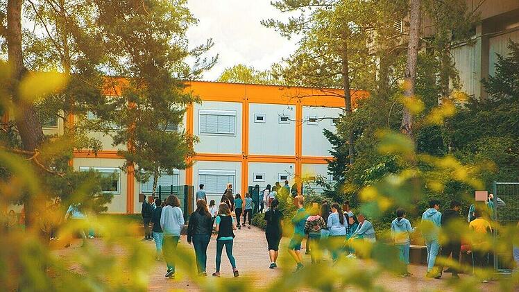 R&ouml;thenbach: Marode Schule macht Eltern stocksauer - aus den Zwischenw&auml;nden wachsen schon Pflanzen