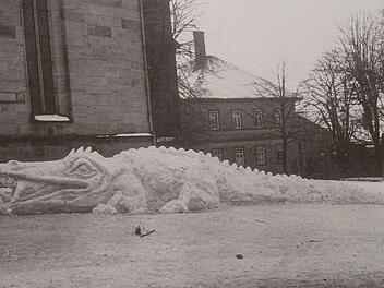 Als Schüler der Gewerbeschule einen Drachen vor die Kirche St. Georg bauten.