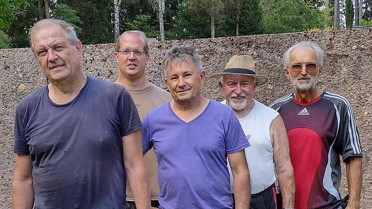 Die Reservisten der Reservistenkameradschaft Wildflecken nach dem Arbeitseinsatz am Polenfriedhof (v. l.): Harald Dziadek, David Baer (Vorsitzender der RK Wildflecken), Ralf Hepke, Adolf Kreuzpaintner (Ehrenvorsitzender der RK Wildflecken) und Tho...