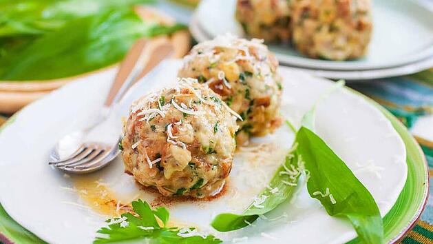 Diese leckeren Bärlauchknödel sind in unter einer Stunde fertig.