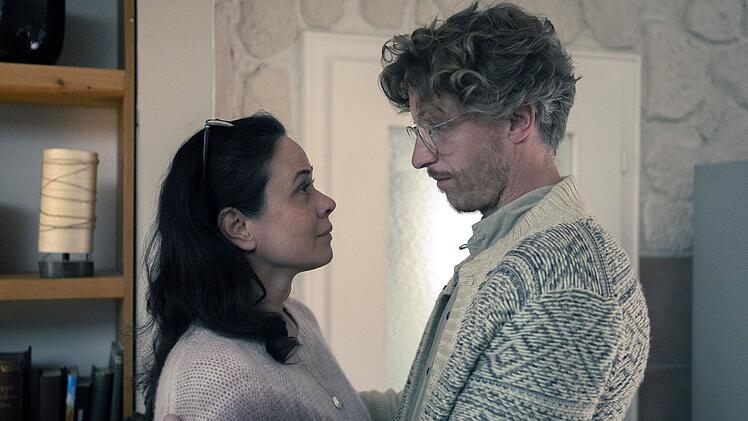 Nach dem Tod ihrer Schwester sucht Therapeutin Marita Rubesch (Jessica McIntyre) Trost bei ihrem Mann Hannes (Golo Euler).