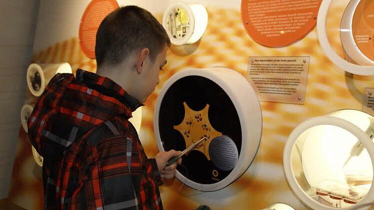 Schauen, anfassen, forschen - das können Schüler im Nano-Truck.