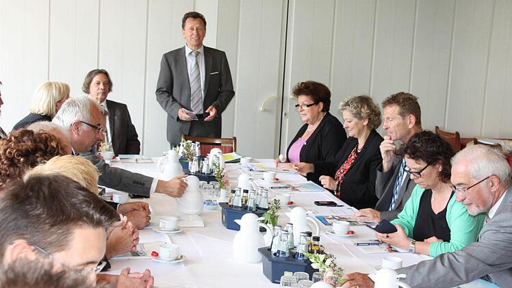 Harald Barlage (stehend) fand offene Worte.