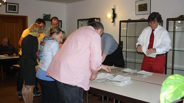 Kurz nach 18 Uhr begannen die Wahlhelfer mit dem Auszählen der Stimmen.
