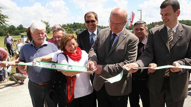 Hirschaids Bürgermeister Klaus Homann eröffnet per Scherenschnitt die Hirschaider Straße, 660 Kilometer entfernt vom Regnitztal.