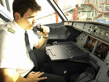 Flugkapitän Thomas Einwag holt sich nach umfassender Flugvorbereitung im Cockpit seiner Maschine die Starterlaubnis vom Tower.  Foto: Helmut Will