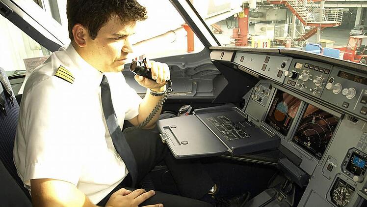 Flugkapitän Thomas Einwag holt sich nach umfassender Flugvorbereitung im Cockpit seiner Maschine die Starterlaubnis vom Tower.  Foto: Helmut Will