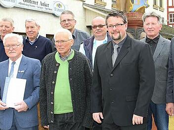 Gisela Bergmann, Klaus Amschler, Marc Benker und Helmut Hanel gratulierten den Geehrten des VdK-Ortsverbands Kasendorf und dankten ihnen für ihre langjährige Treue. Fotos: Katharina Müller-Sanke