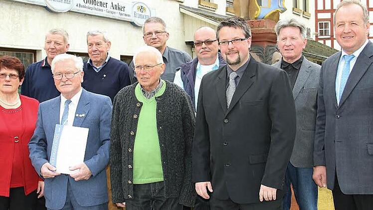 Gisela Bergmann, Klaus Amschler, Marc Benker und Helmut Hanel gratulierten den Geehrten des VdK-Ortsverbands Kasendorf und dankten ihnen für ihre langjährige Treue. Fotos: Katharina Müller-Sanke