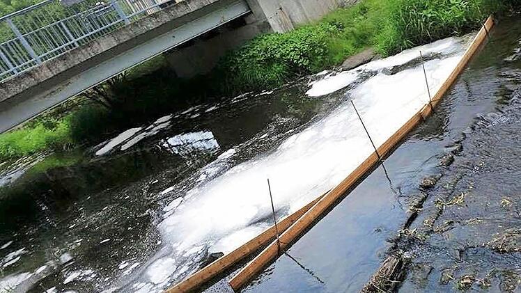 An den Ölsperren bildete sich ein Schaumteppich aus Ölbindemittel und Öl.  Foto: Michelle Keim