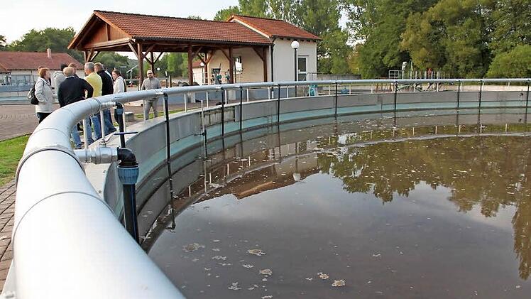 Die Mitglieder des Bauausschuss nahmen das bereits sanierte Belebungsbecken mit seiner Ringluftleitung in Augenschein. Bis Ende nächster Woche soll auch das andere Becken fertiggestellt sein. Die Gesamtkosten belaufen sich auf 550 000 Euro.  Foto: Stephan Stöckel