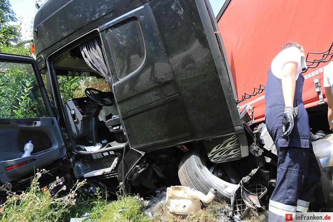 Honda wird bei Frontalzusammensto§ mit Lkw bis zur Unkenntlichkeit zerstšrt - Fahrer sofort tot