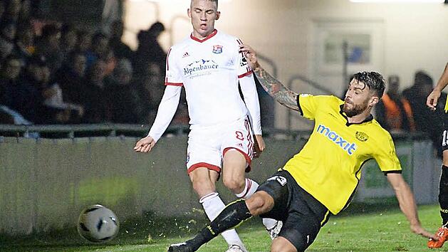 Die Bayreuther kicken heute wieder unter Flutlicht in Weismain. Beim letzten Mal kassierten Tobias Ulbricht (rechts) und seine Kollegen eine 0:4-Pleite gegen Unterhaching (links Max Dombrowka).  Foto: Peter Mularczyk