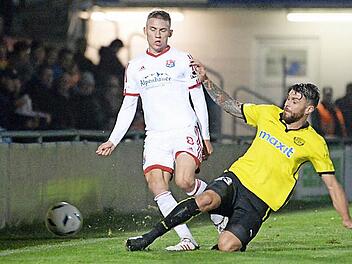 Die Bayreuther kicken heute wieder unter Flutlicht in Weismain. Beim letzten Mal kassierten Tobias Ulbricht (rechts) und seine Kollegen eine 0:4-Pleite gegen Unterhaching (links Max Dombrowka).  Foto: Peter Mularczyk