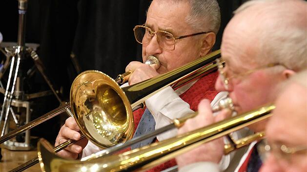 Edgar Rudloff (hinten) spielt die Posaune im Seniorenblasorchester. Foto: Gerd Schaar