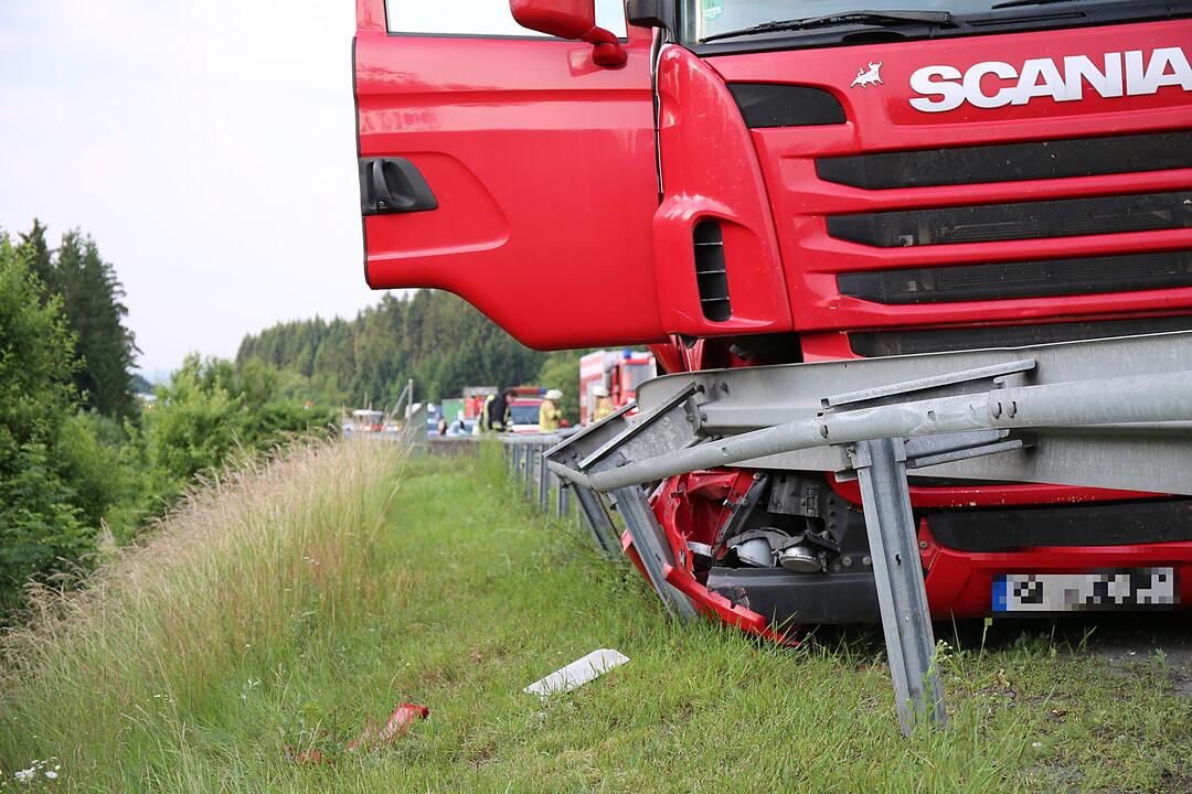 Unfall auf A9: Helfer retten bewusstlosen Lkw-Fahrer