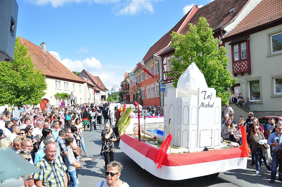 Kirchweih: einmal um die Welt