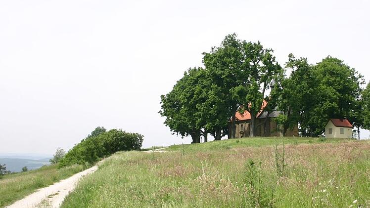 Die Zufahrt zur Kapelle auf dem Veitsberg ist für Autos normalerweise gesperrt - es gibt aber Ausnahmen.Matthias Einwag