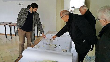 Eduard N&ouml;th (2.&nbsp;v.&nbsp;l.), Vorsitzender des F&ouml;rdervereins, erl&auml;utert im Beisein von Rudolf Braun (B&uuml;rgermeister von Wei&szlig;enohe) und Herbert Meier(r., Gesch&auml;ftsf&uuml;hrer der Chorakademie) im Klostergeb&auml;ude Sebastian K&ouml;rber (l.) die Pl&auml;ne f&uuml;r den Innenausbau. Foto: PR