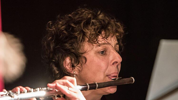 Elias Conrad konzertierteim Elsicher Dorfhaus. Als Gast an der Querflöte: Susi Meye.Foto: Jochen Berger