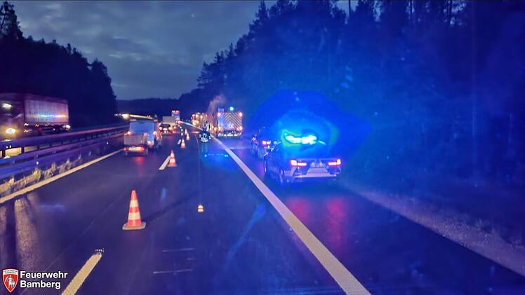 A73: LKW-Brand auf Autobahn bei Bamberg - Mehrere Kräfte im Einsatz