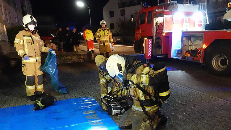 Wohnungsbrand in Haßfurt reißt Feuerwehr aus Schlaf - "Raub von Flammen und Rauch"