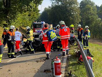 Schwerer Verkehrsunfall auf der Bundesstraße B22 bei Busbach mit zwei Schwerstverletzten
