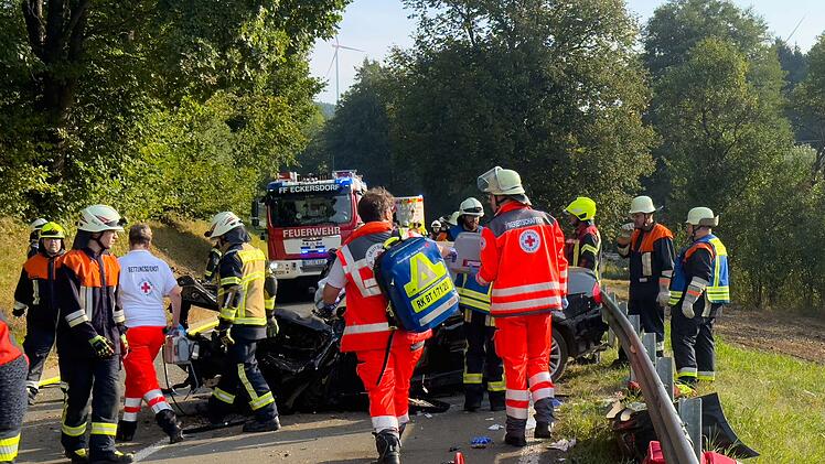 Schwerer Verkehrsunfall auf der Bundesstraße B22 bei Busbach mit zwei Schwerstverletzten