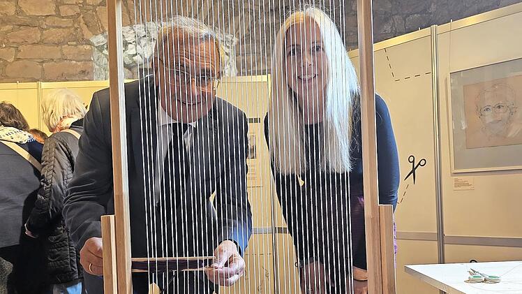 Bezirkstagspr&auml;sident Stefan Funk und Josefine Gl&ouml;ckner bei der Er&ouml;ffnung der Ausstellung am Webrahmen.
