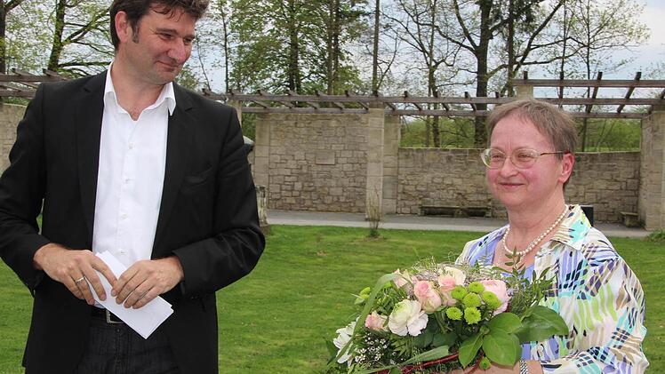 Sr. Dorothea Krauß, die "gute Seele" des Schwanbergs, wird von Thomas Wirth mit Blumen beschenkt.