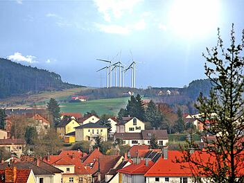 Wären vom Kronacher Rathaus aus gut zu sehen: die geplanten Windräder bei Rugendorf-Eisenwind.  Foto: Friedwald Schedel/Fotomontage: Franziska Schäfer