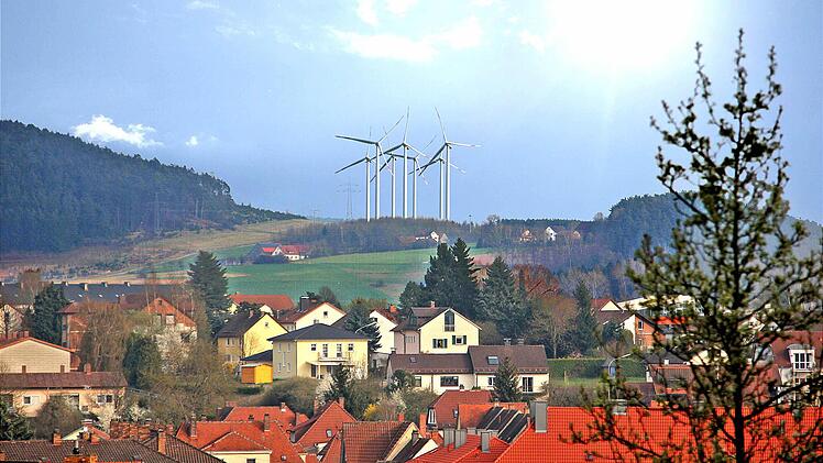 Wären vom Kronacher Rathaus aus gut zu sehen: die geplanten Windräder bei Rugendorf-Eisenwind.  Foto: Friedwald Schedel/Fotomontage: Franziska Schäfer