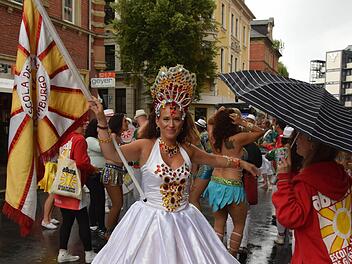 Farbenprächtige Kostüme unter grauem Regenhimmel - Impressionen vom Coburger Samba-Umzug am Wochenende.Fotos: Ronald Rinklef