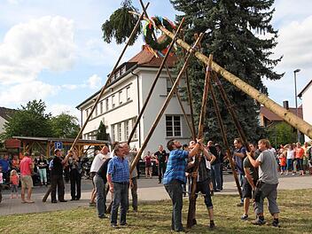 Mit viel Muskelkraft wuchten die Trailsdorfer den Kerwasbaum in die Höhe.  Foto: Erlwein
